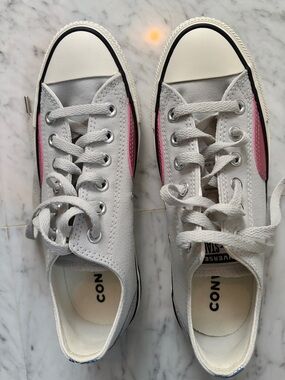 Converse NWOT 7.5 pale grey Low-Top Canvas Sneakers with Pink metallic accent